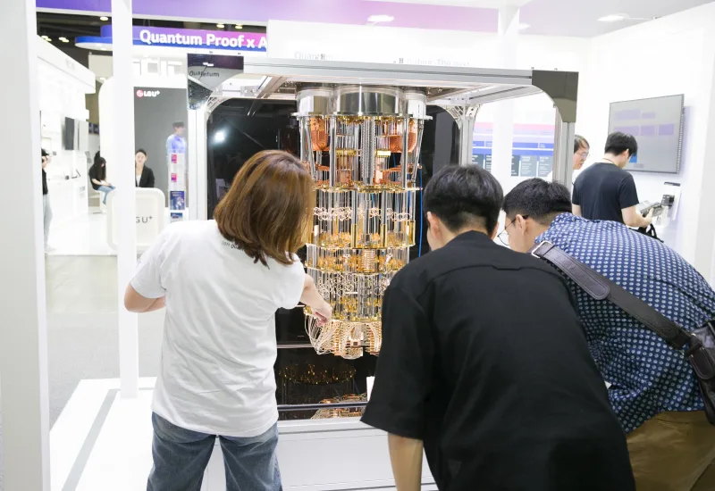 전시를 관람하는 사람들