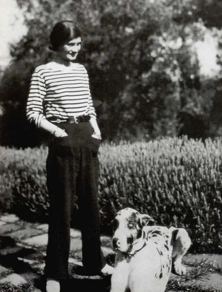 ▲Coco Chanel, Gabrielle Chanel posiert in der Zwischenkriegszeit in einem Matrosenoberteil 1928